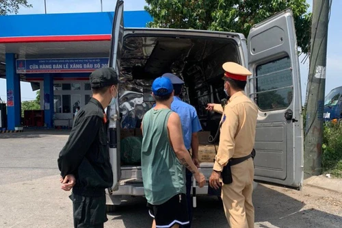 Chốt kiểm soát Covid-19 phát hiện ôtô chở mỹ phẩm mập mờ nguồn gốc