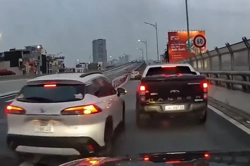 Phạt 2,5 triệu đồng lái xe bán tải vô cớ chèn ép xe khác gây cản trở giao thông