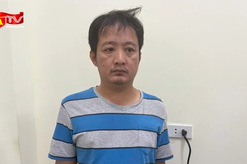 Tạm giữ hình sự đối tượng lao xe ô tô vào CSGT