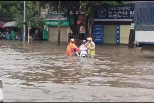 CSGT dầm mình phân luồng, hỗ trợ người dân qua vùng ngập sâu