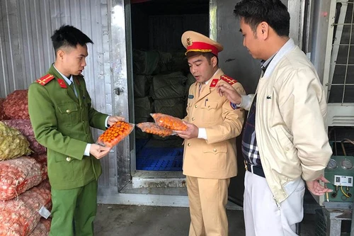 Phát hiện xe tải chở hơn 7,5 tấn tràng, trứng đang bốc mùi