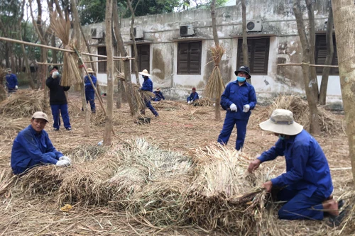 Những 'kiến trúc sư' còn sót lại của nhà dài Ê-đê