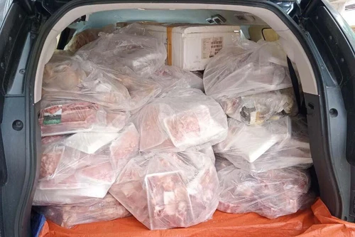 Tổ kiểm soát cơ động phát hiện xe ô tô chở hơn 300kg thực phẩm đông lạnh không rõ nguồn gốc