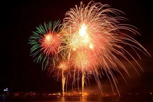 Bắn pháo hoa, nhân kỷ niệm 30 năm thành lập huyện đảo Lý Sơn 