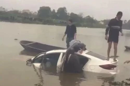 Thi thể nam thanh niên cùng xe ô tô được tìm thấy dưới đáy sông 