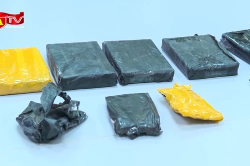 'Cõng' 6 bánh heroin qua biên giới, 3 đối tượng bị 'tóm'