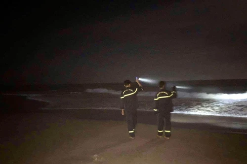 Rằm tháng Giêng, đi tắm biển 2 em học sinh đuối nước thương tâm 