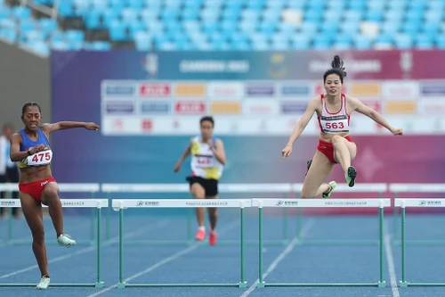 Cú nước rút thần sầu giúp Nguyễn Thị Huyền giành HCV 400m rào nữ