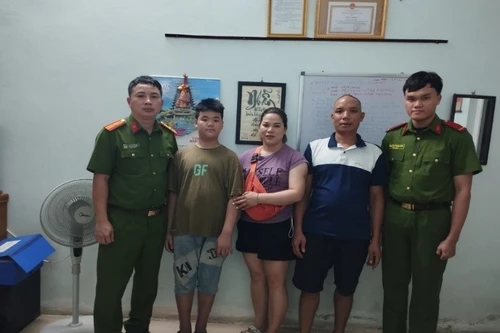 Chiến sĩ CSCĐ giúp bé trai đi lạc đoàn tụ gia đình