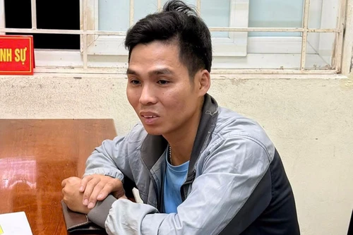 Tạm giữ tài xế lái xe tải lao thẳng vào CSGT ở Hà Nội để bỏ trốn