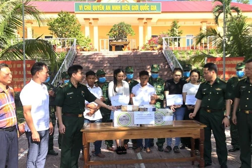 Bắt 5 đối tượng vận chuyển 100 bánh ma túy từ Lào về Việt Nam