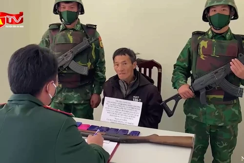 Bắt giữ đối tượng mang súng đi vận chuyển ma túy 