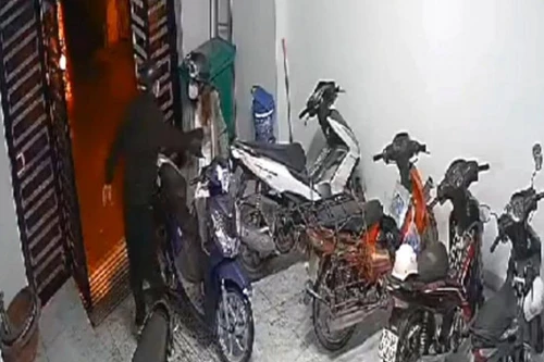 Clip ghi lại cảnh kẻ biến thái sàm sỡ cô gái tại Thanh Xuân