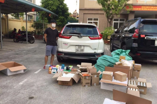 Nhiều mỹ phẩm mập mờ nguồn gốc trên chiếc ô tô màu trắng