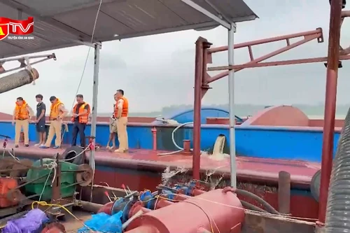 Truy bắt tàu hút cát trái phép trên sông Hồng