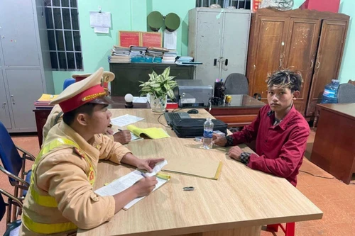 Nam thanh niên cầm kiếm đe dọa người đi đường