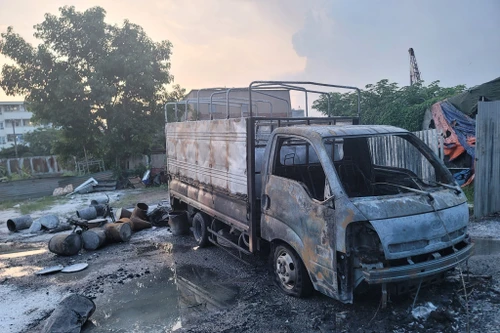 Cháy ô tô, cảnh sát PCCC kịp thời giải cứu một nạn nhân bị bỏng nặng