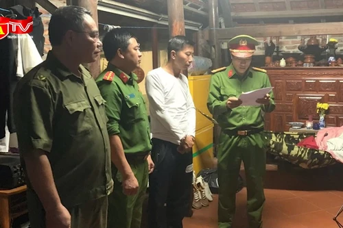 Tạm giữ lái xe Ford Ranger tông taxi và hành hung người dân 