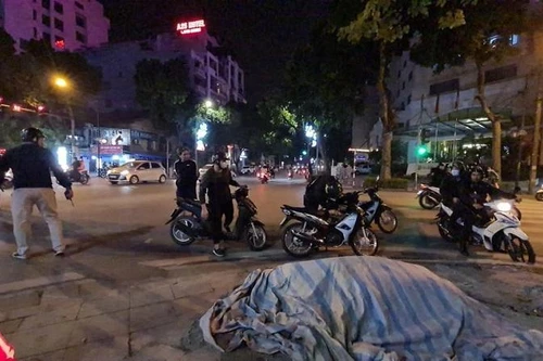 Nhóm 'quái xế' đánh võng, lạng lách trong đêm bị chặn bắt