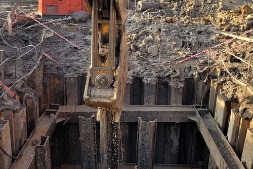 Ngày thứ 16 cứu hộ bé Hạo Nam: Đất sét dẻo mút chặt thiết bị, gây khó khăn