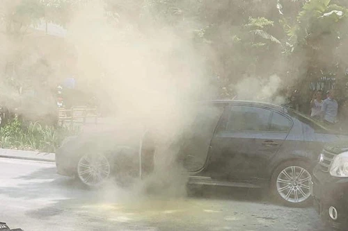 Hai ô tô bất ngờ bốc cháy giữa trưa nắng gần 40 độ C