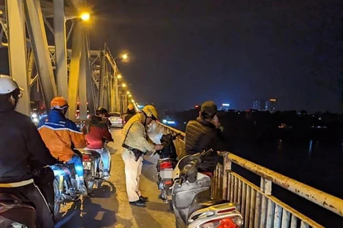 Tìm kiếm nam thanh niên nhảy cầu Chương Dương