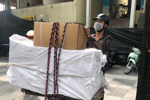 [CLIP] Nam thanh niên vận chuyển 50.000 que xét nghiệm Covid-19 không rõ nguồn gốc xuất xứ, gặp ngay tổ 141