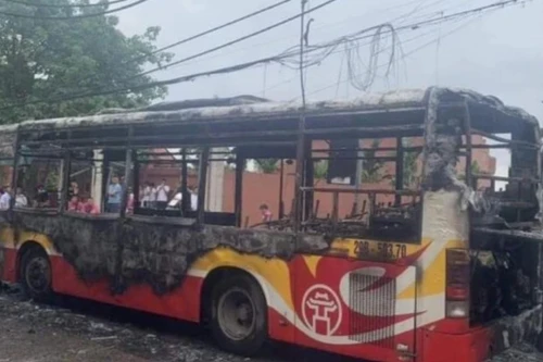 Xe buýt bất ngờ bốc cháy, hành khách hốt hoảng bỏ chạy