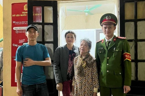 Kịp thời giúp đỡ cụ bà 83 tuổi đi lạc về với gia đình 