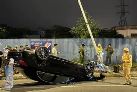 Va chạm với xe máy, ô tô Mercedes lật ngửa