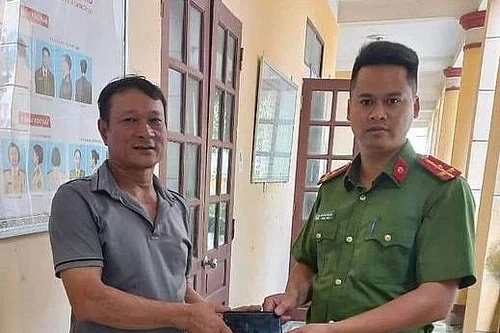 Công an xã trao trả tài sản cho người đánh rơi