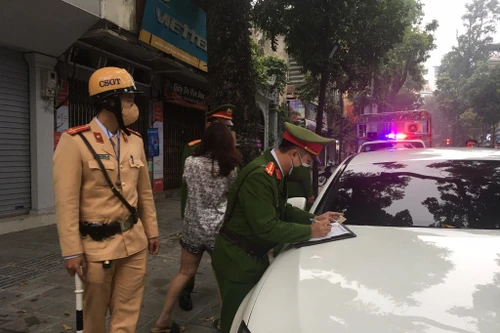 Công an quận Hai Bà Trưng xử phạt 9.670 trường hợp vi phạm an toàn giao thông, trật tự đô thị