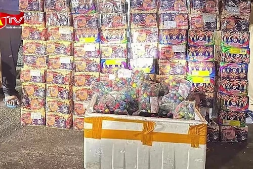 Tạm giữ đối tượng vận chuyển trái phép 72 hộp pháo hoa
