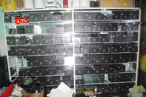 Cận cảnh cơ sở sản xuất nước hoa giả 'Made in Dubai'