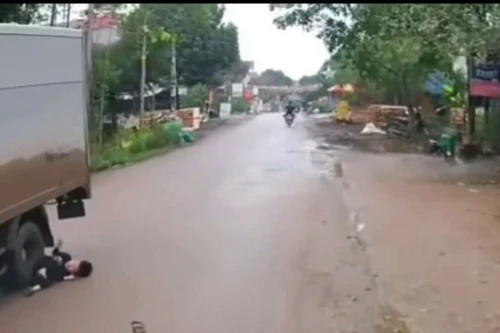 Bé trai bất ngờ lao ra đường, va chạm với xe tải