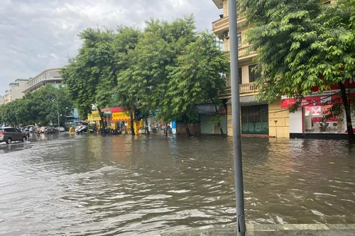 Hà Nội: Nhiều nơi bị ngập sâu sau trận mưa trưa 11/8