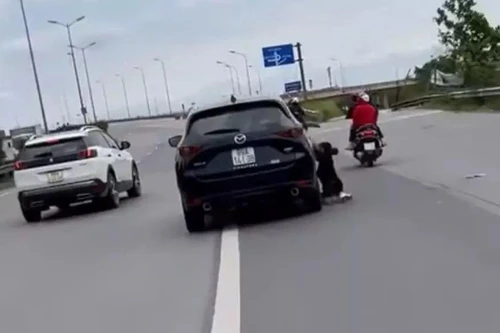 Lái xe ô tô Mazda 5 kéo lê người phụ nữ trên đường đã tới cơ quan công an làm việc