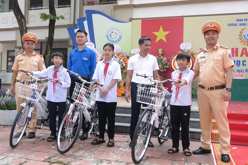 Trao tặng xe đạp cho các học sinh có hoàn cảnh khó khăn ở Sóc Sơn