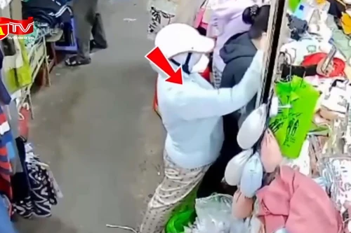 Bắt người phụ nữ móc túi giữa chợ Tân Quy
