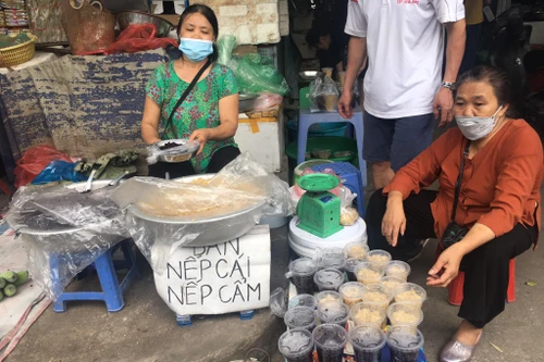 Người Hà Nội tất bật đi chợ mua sắm đón Tết Đoan Ngọ