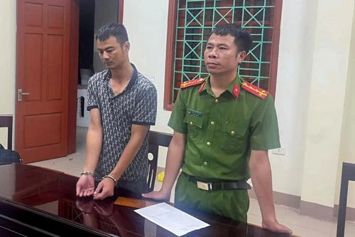 Tạm giữ đối tượng đánh đập tài xế xe buýt và quỳ lạy giữa đường van xin 