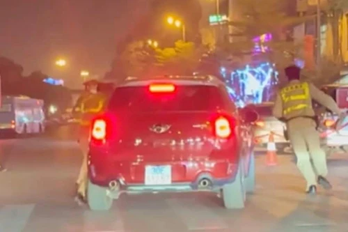 Lái xe hất cảnh sát giao thông lên nắp capô khi bị kiểm tra nồng độ cồn