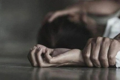 Tạm giữ 2 đối tượng xâm hại tình dục bé gái 14 tuổi