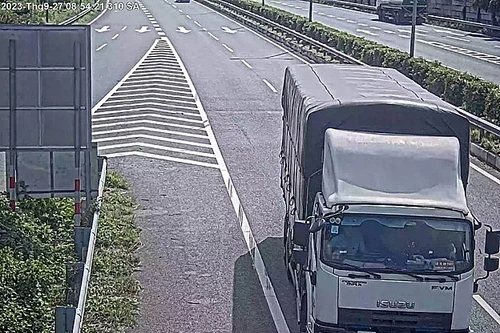 Dùng ‘giẻ’ che biển số đi lùi trên cao tốc, lái xe tải vẫn bị xử phạt