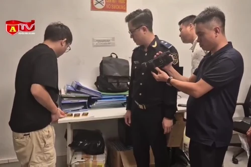 Giấu 7 miếng vàng trong cạp quần, đế giày, khi nhập cảnh vào Nội Bài