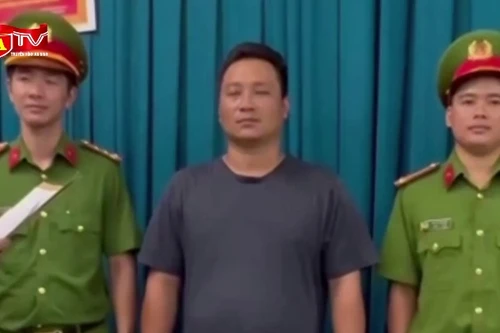 Va chạm giao thông, người đàn ông đập vỡ kính chắn gió xe tải