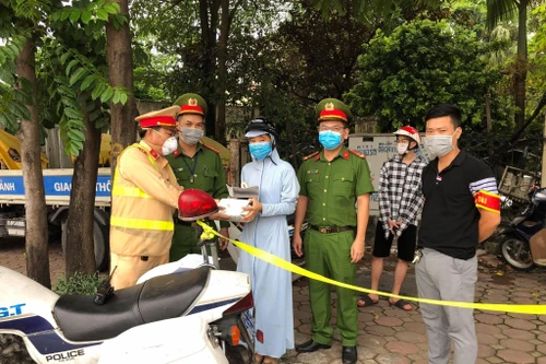 Cảnh sát 141 trao trả tài sản cho người phụ nữ đánh rơi