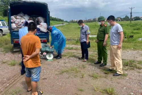 Kiểm tra xe quá tải, phát hiện 4,2 tấn chân gà không rõ nguồn gốc, xuất xứ