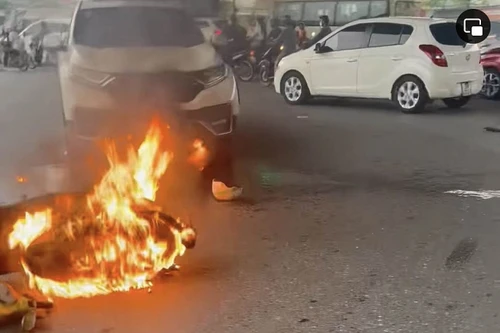 Xe máy bốc cháy ngùn ngụt sau va chạm với ô tô