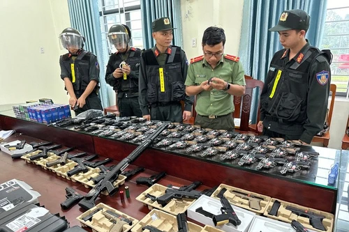Phát hiện kho vũ khí cực 'khủng', thu giữ nhiều súng, đạn